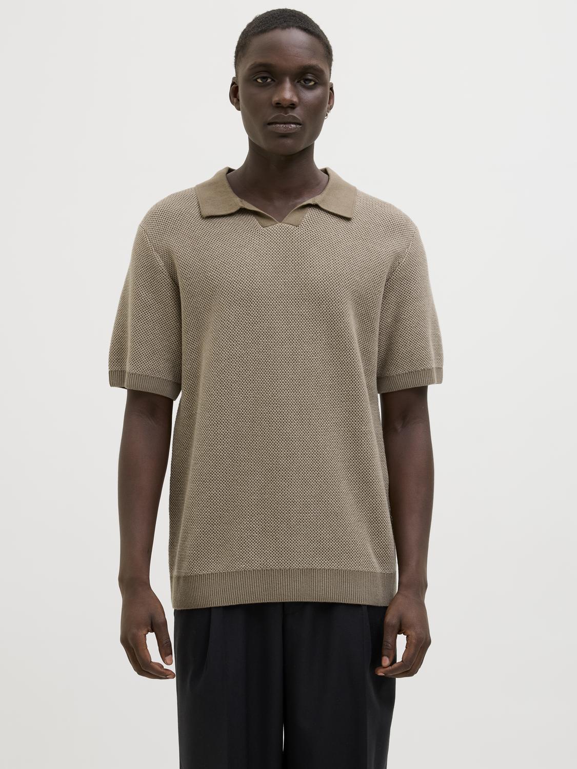 تيشيرت بولو رجالي محيك بلون رملي غامق
