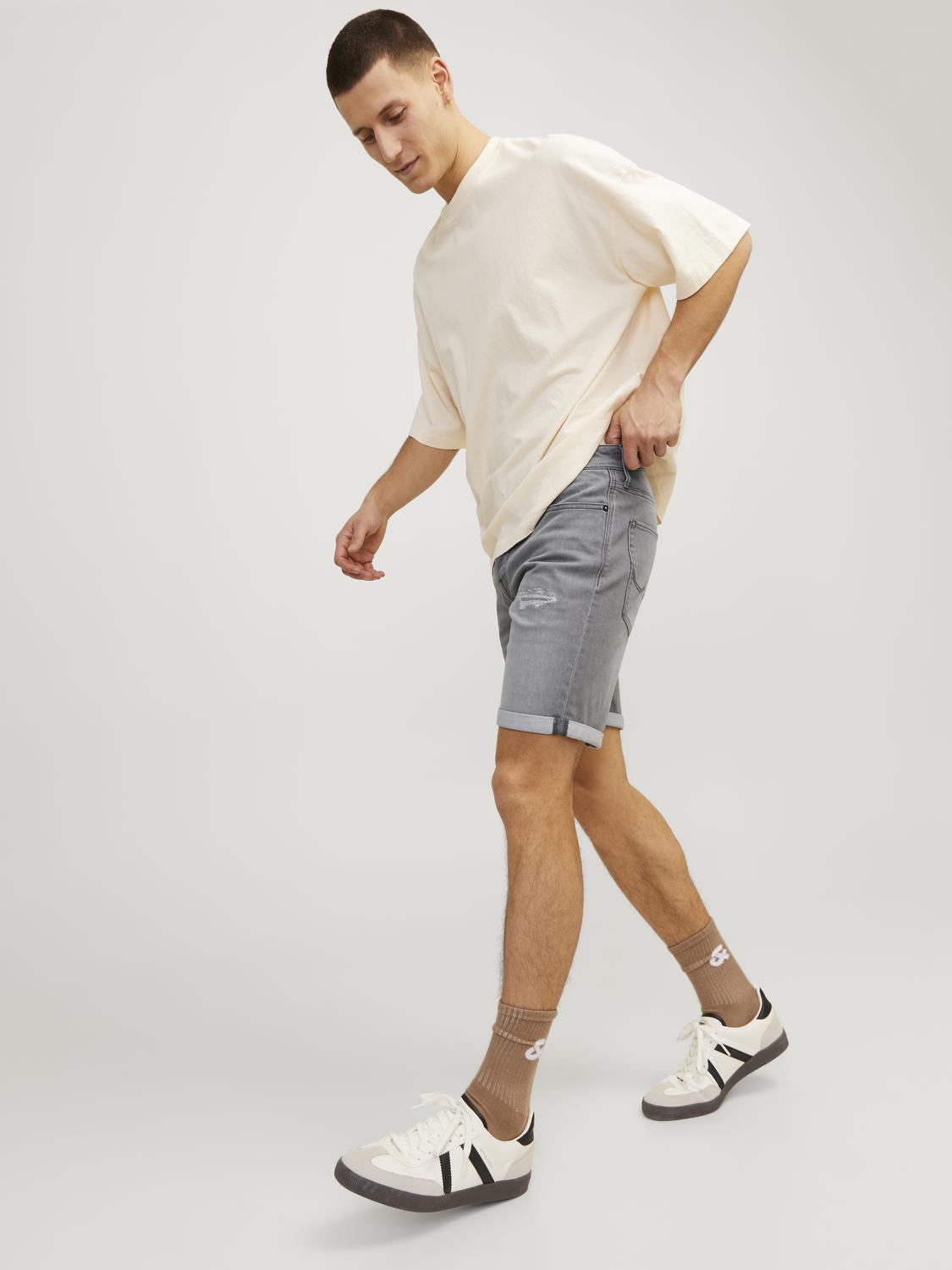 model_shot-creative