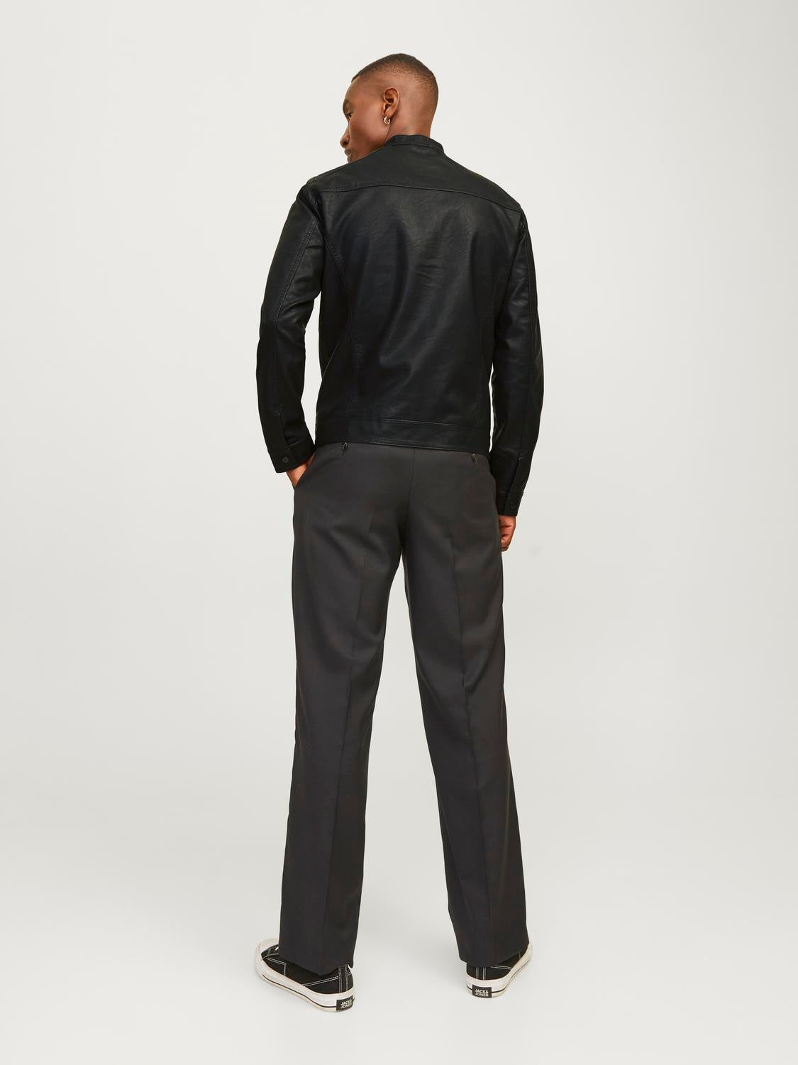 الجاكيت من الخلف على الموديل — خياطة مرتبة ولون أسود