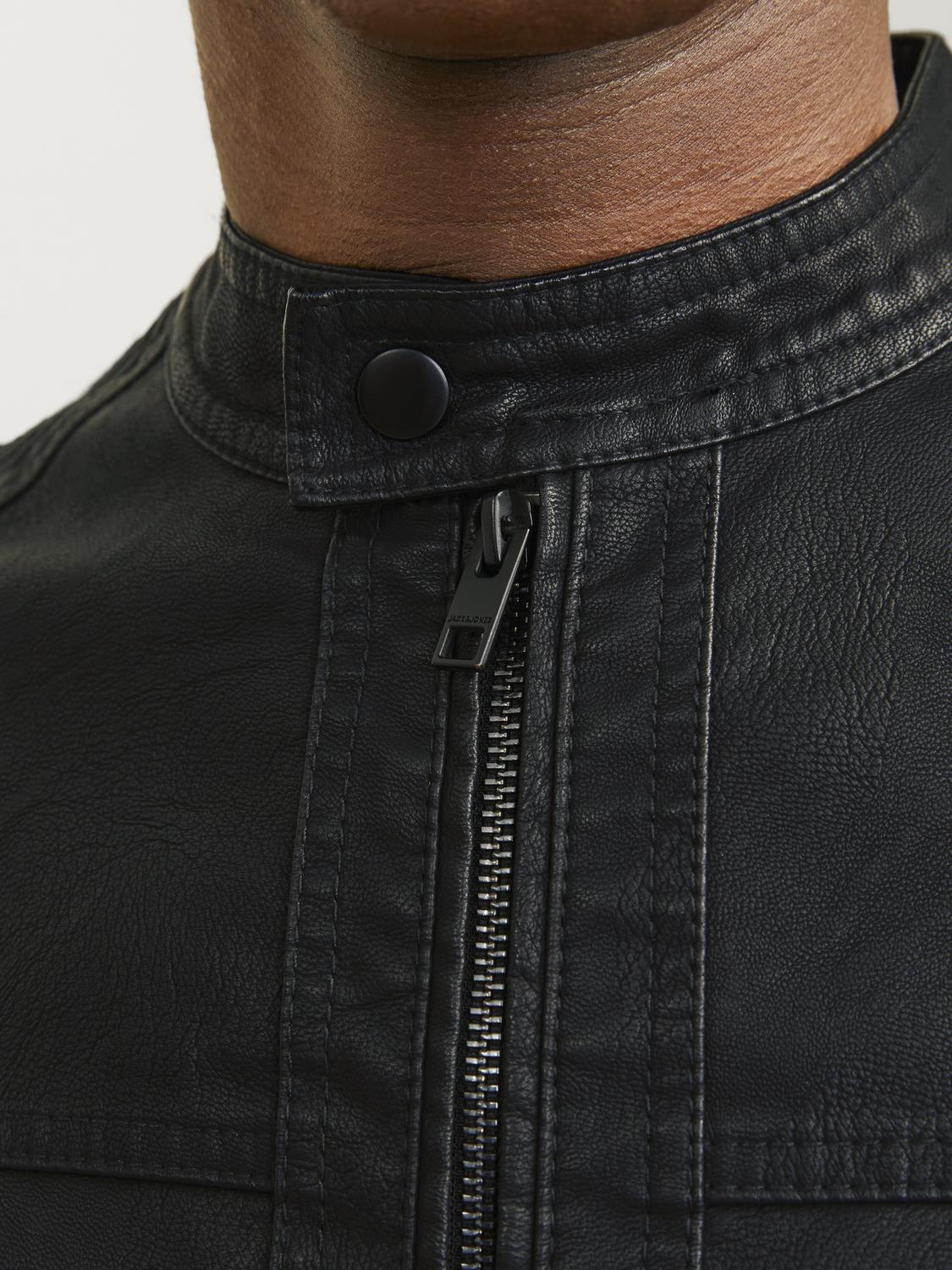 تفصيل خياطات مبطنة عند الياقة في جاكيت جلد صناعي أسود
