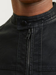 تفصيل خياطات مبطنة عند الياقة في جاكيت جلد صناعي أسود