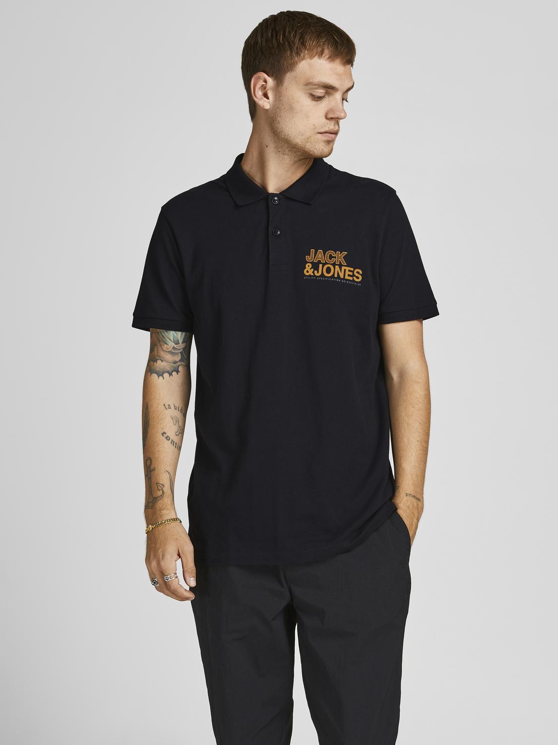 موديل يرتدي تيشيرت بولو أسود مع سروال داكن