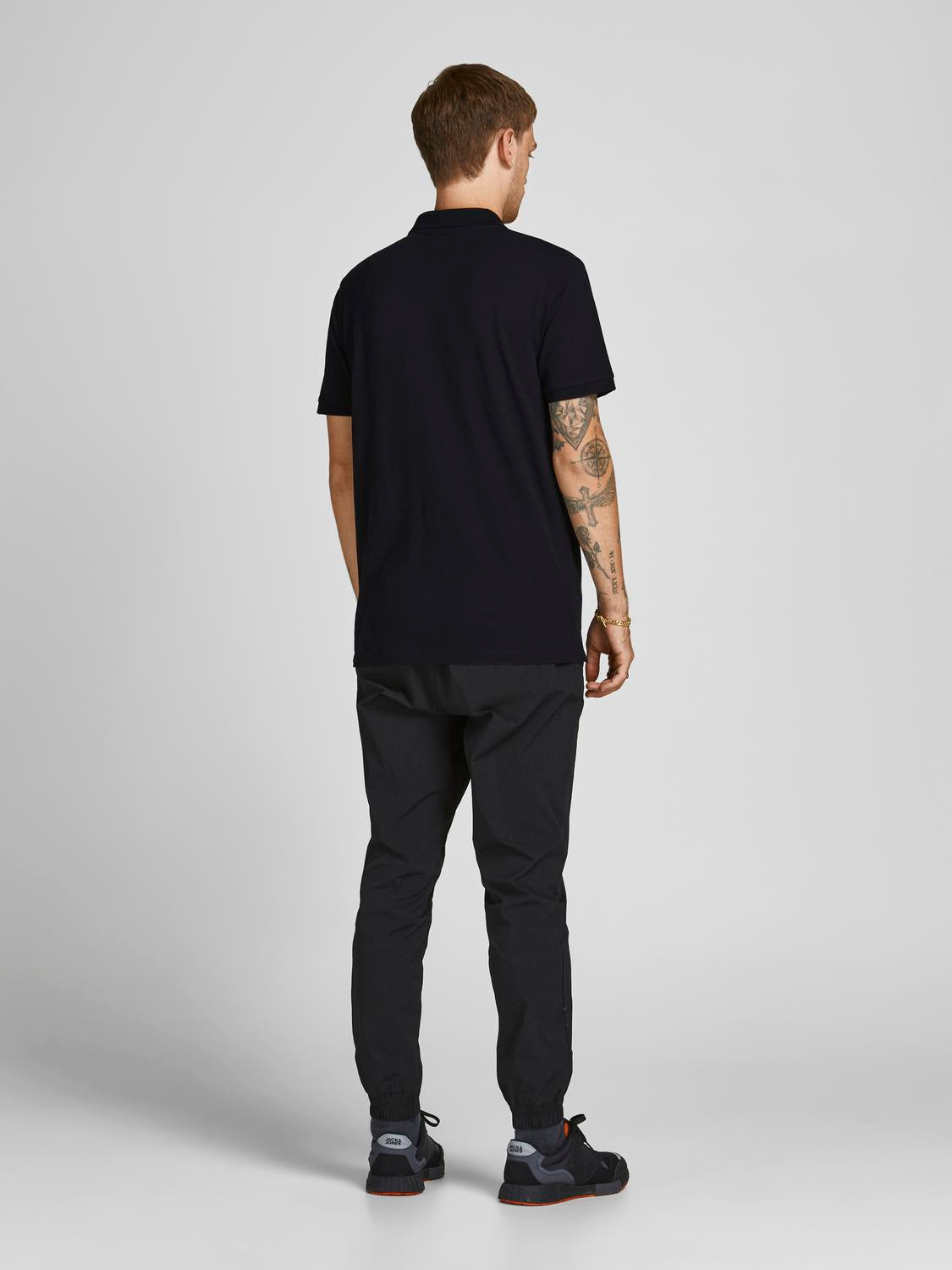 صورة خلفية كاملة لتيشيرت بولو أسود

