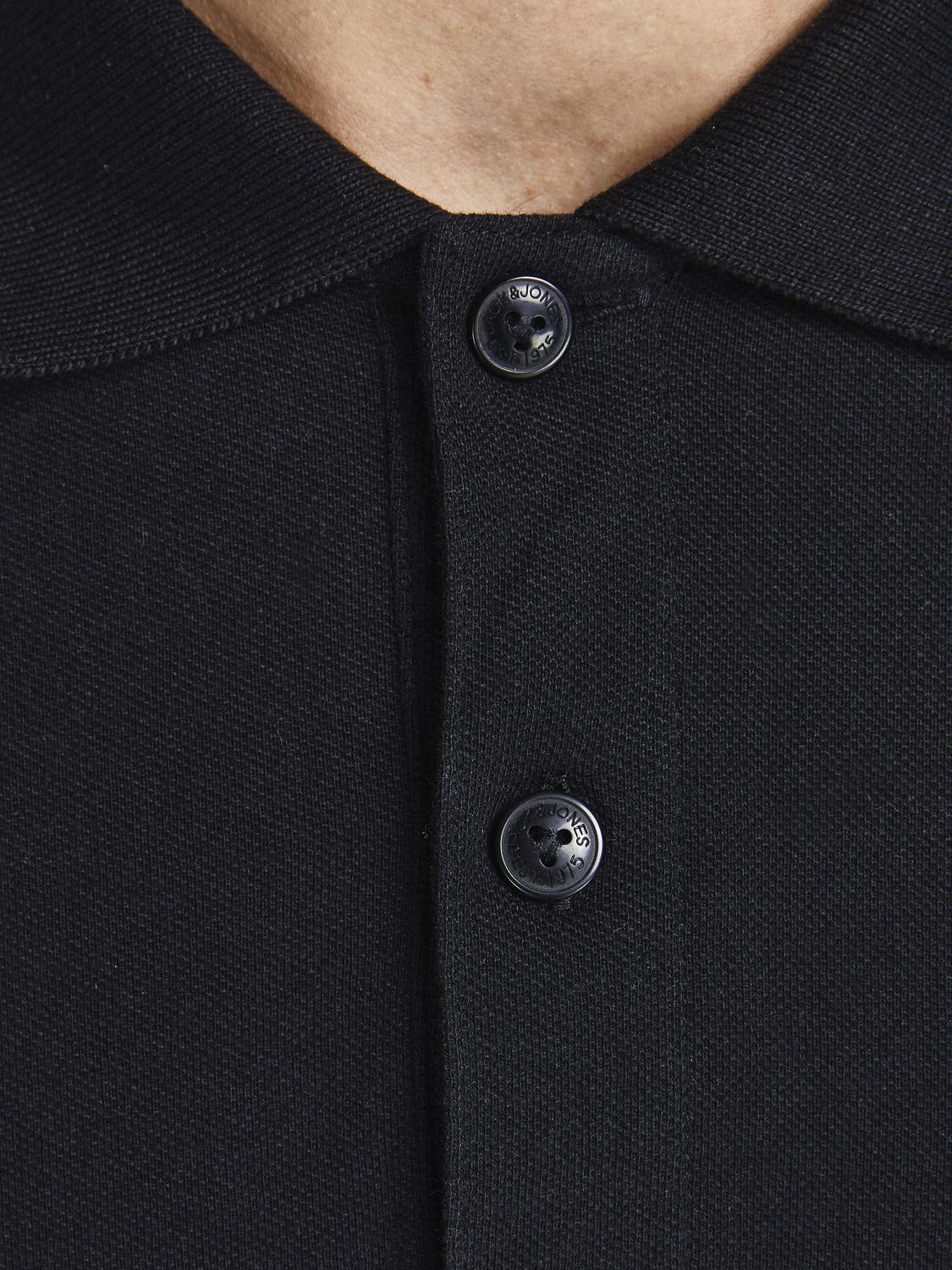 تفاصيل ياقة بولو وأزرار بلون أسود