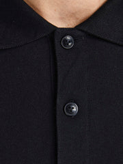 تفاصيل ياقة بولو وأزرار بلون أسود