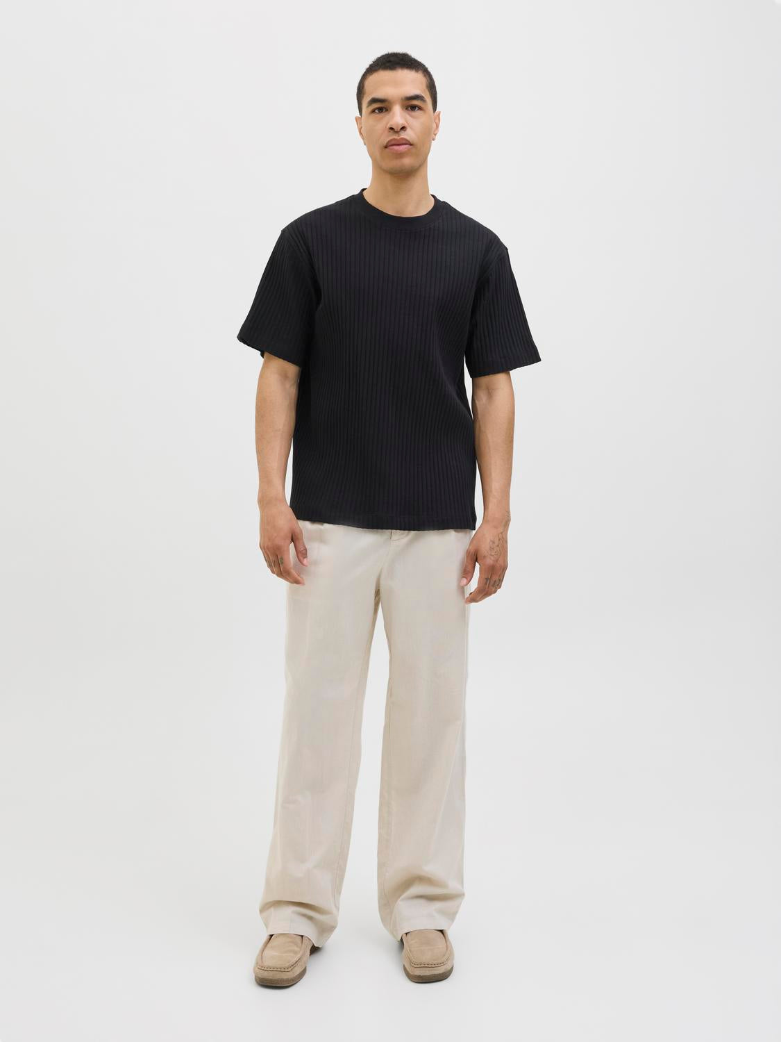 تيشيرت رجالي قطن نص كم لون أسود من جاك آند جونز – تصميم أساسي عصري ومريح