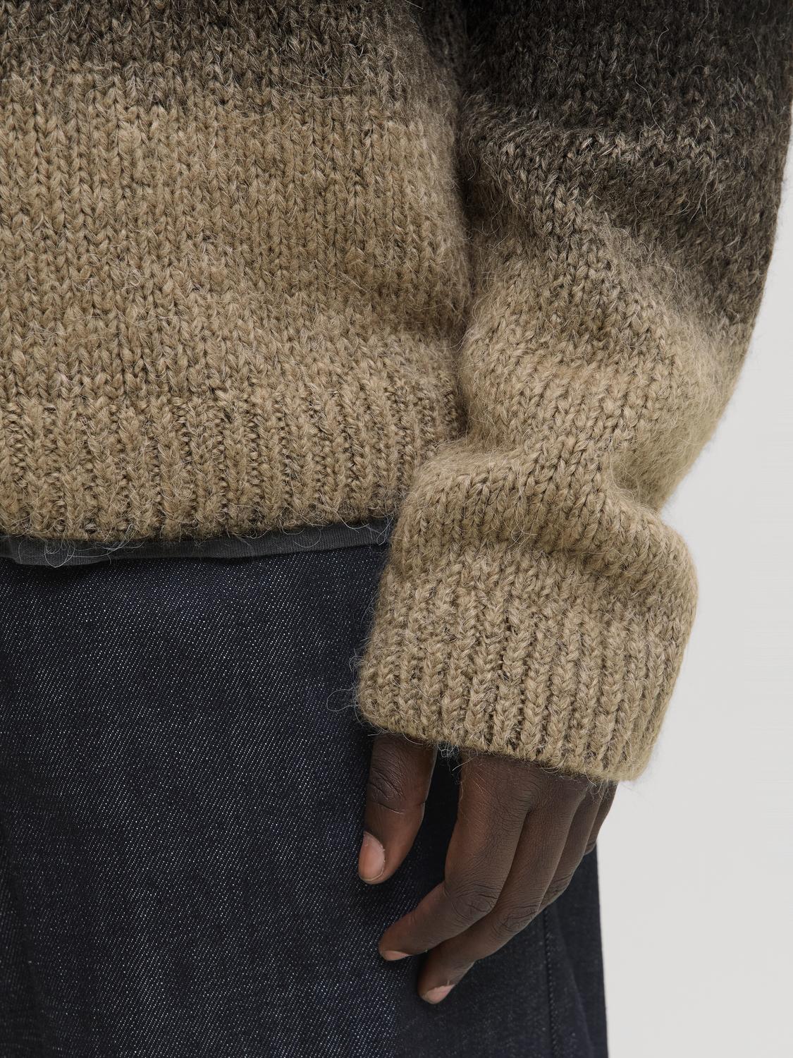 تفاصيل كم بولفر منسوج بلون أسود بيج من جاك آند جونز
