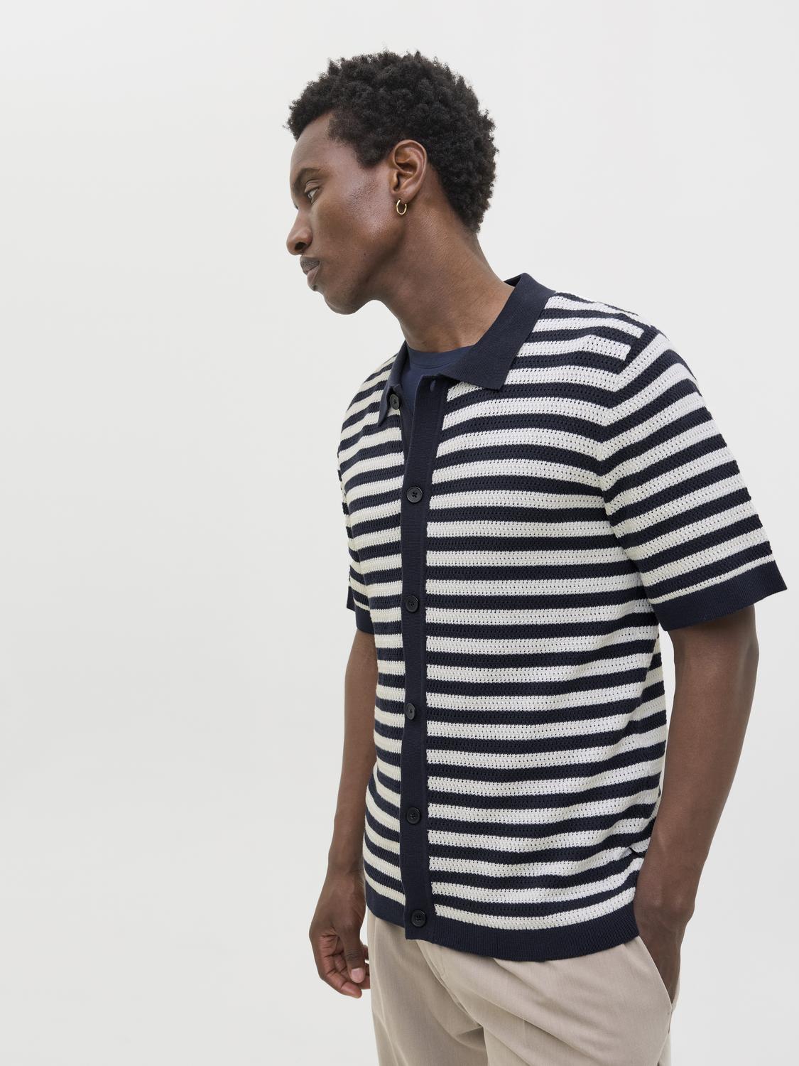 قميص بولو رجالي قطن نص كم من جاك آند جونز بتصميم عصري وأنيق يناسب جميع الإطلالات الكاجوال.