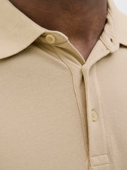 قميص بولو رجالي بيج من جاك آند جونز – لقطة مقربة من تفاصيل الياقة.