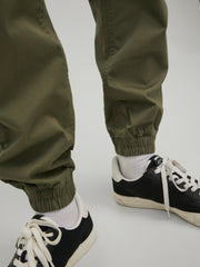 تفاصيل الأطراف المضلعة لبنطلون رياضي رجالي أنيق