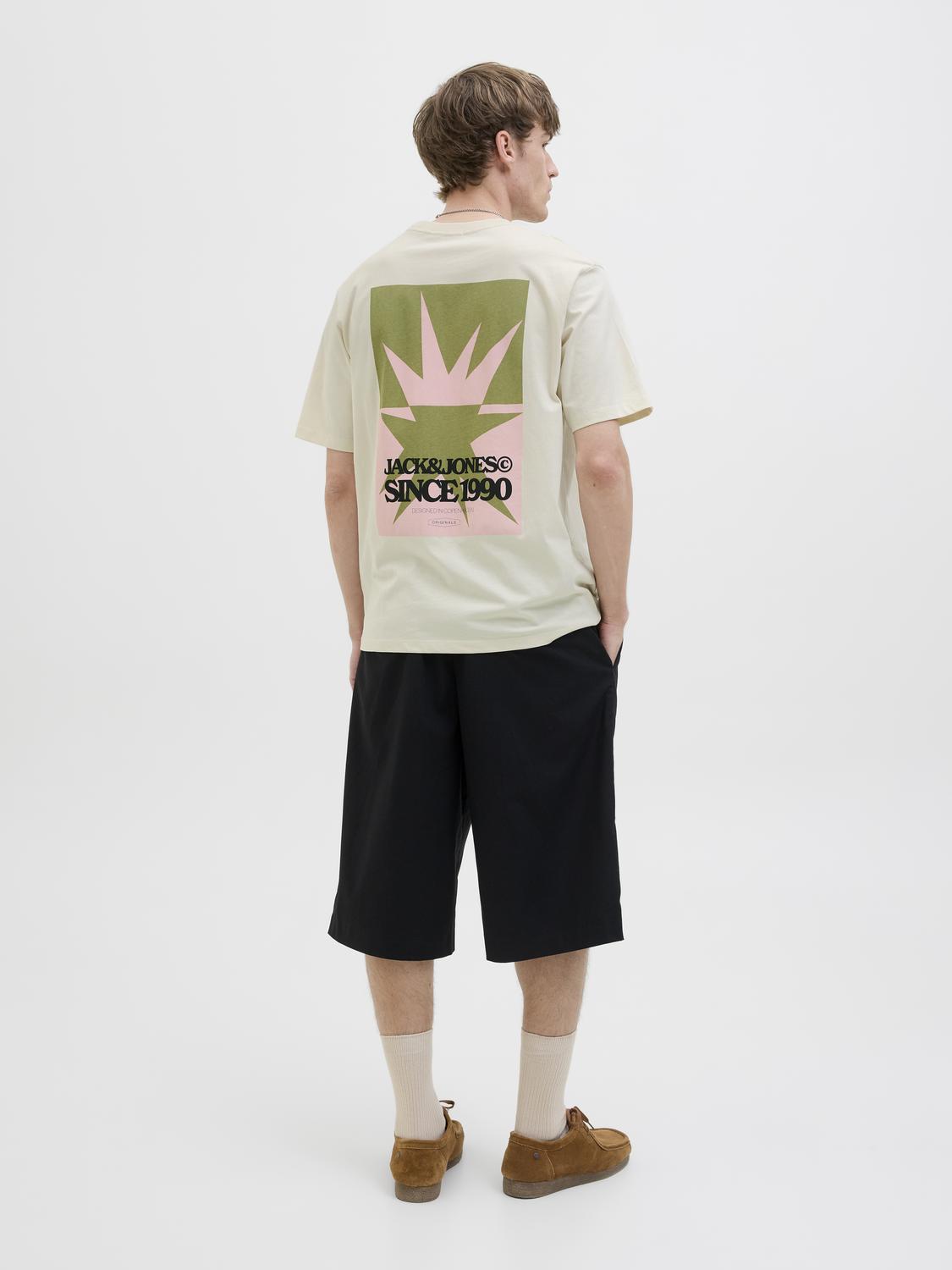 التيشيرت من الخلف بالكامل