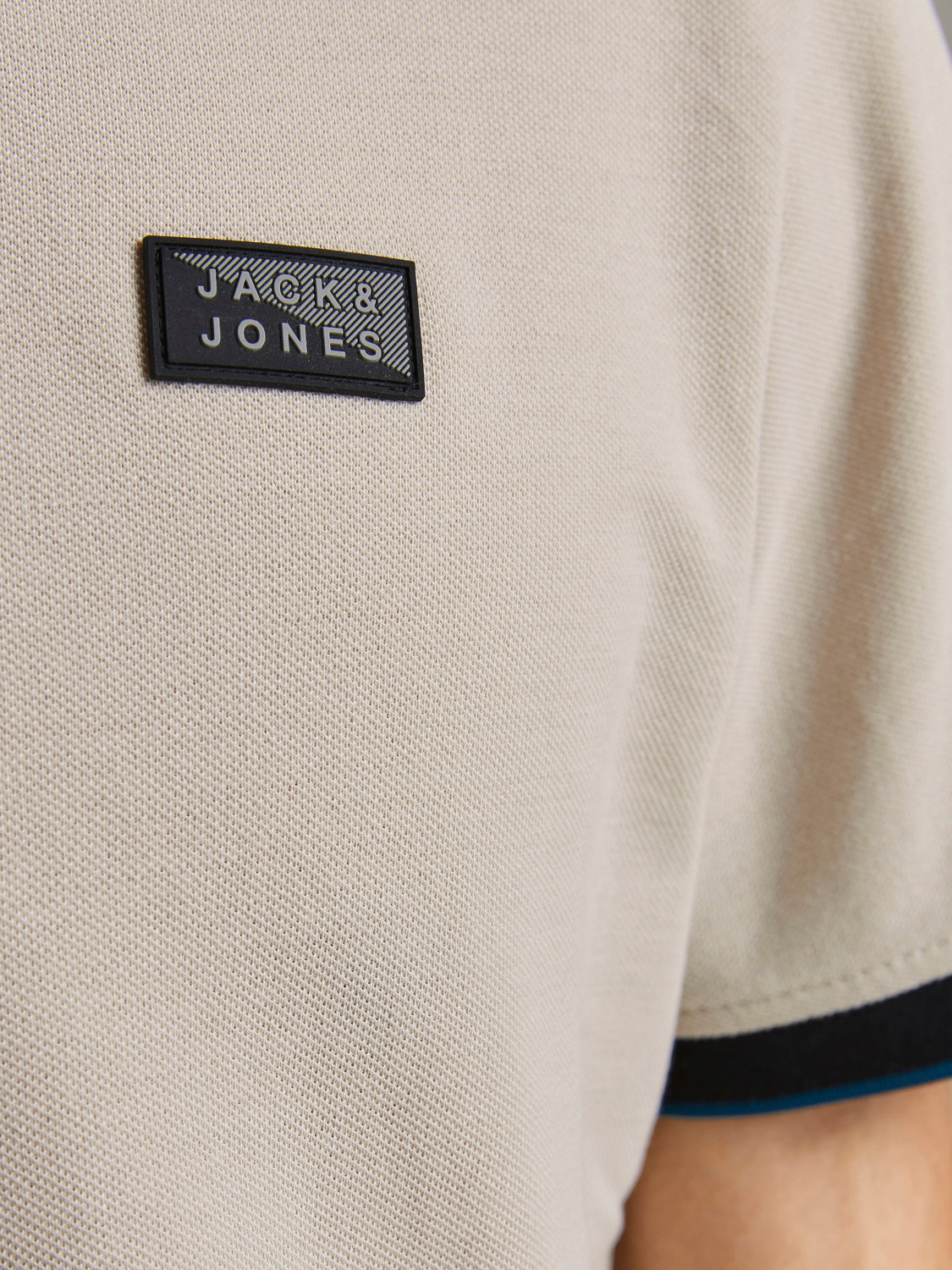 شارة بارزة على صدر تيشيرت بولو بلون موون بيم