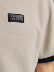 شارة بارزة على صدر تيشيرت بولو بلون موون بيم