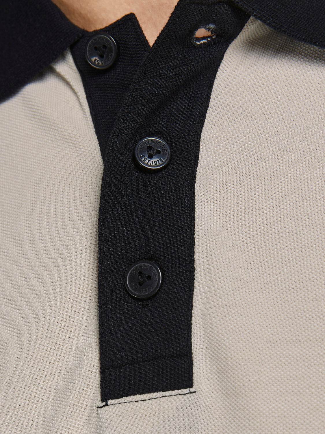 لقطة مقربة للياقة الداكنة في تيشيرت بولو موون بيم