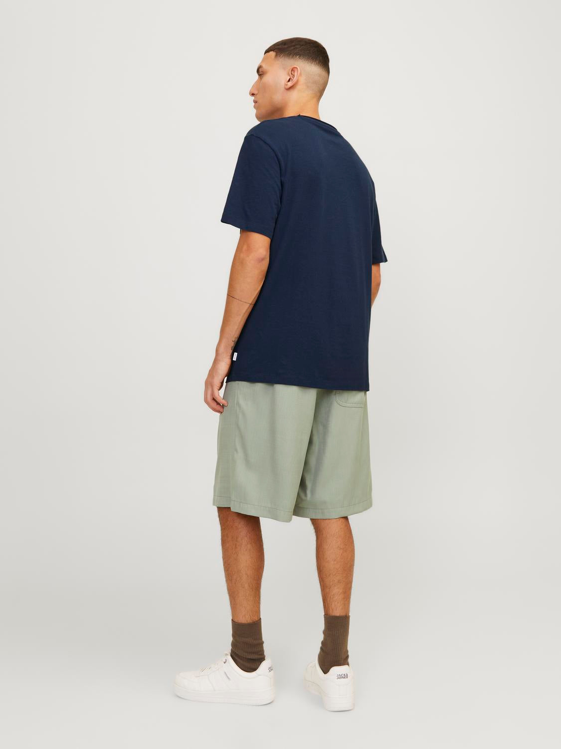 model_shot-back