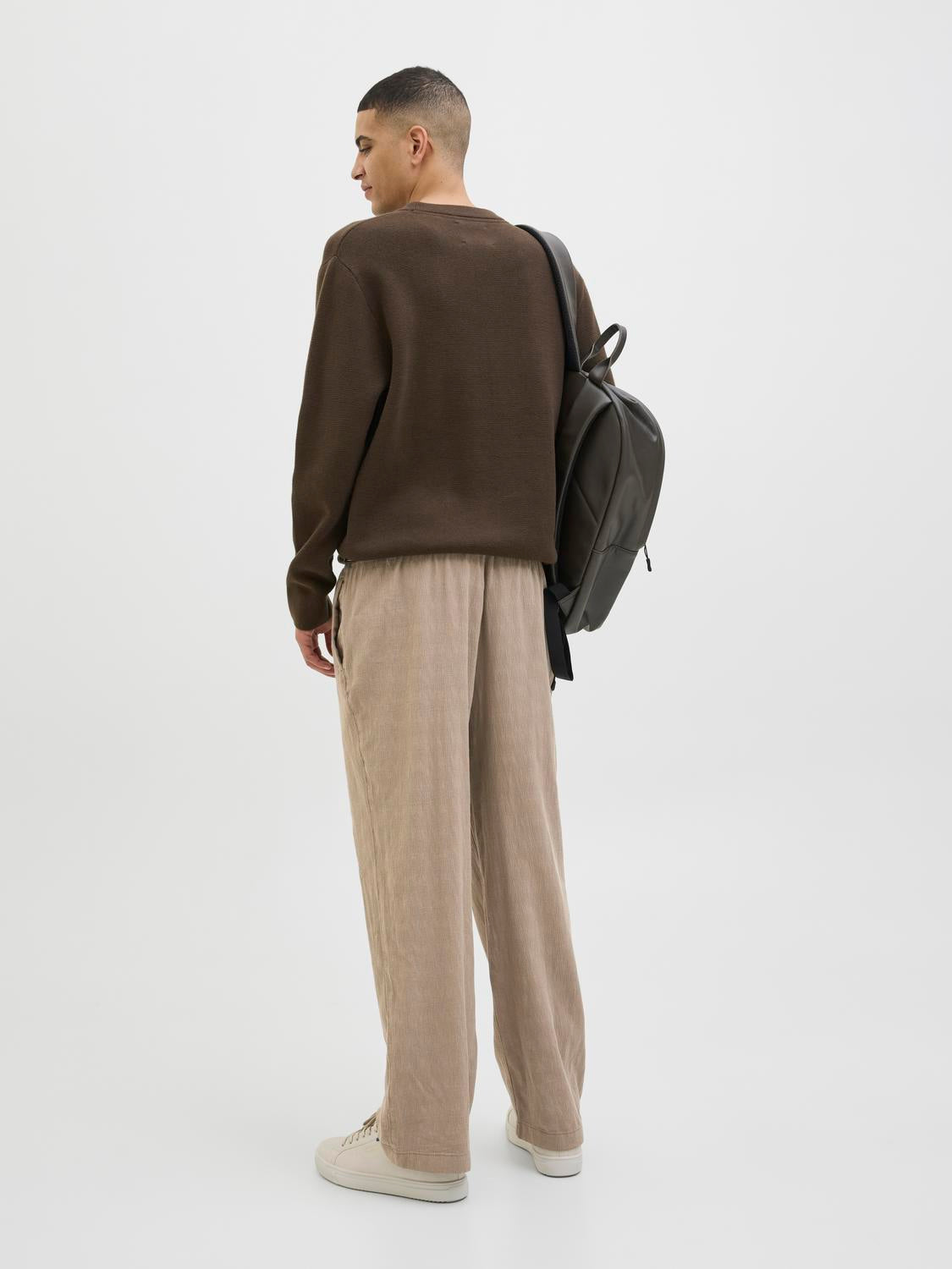 model_shot-back