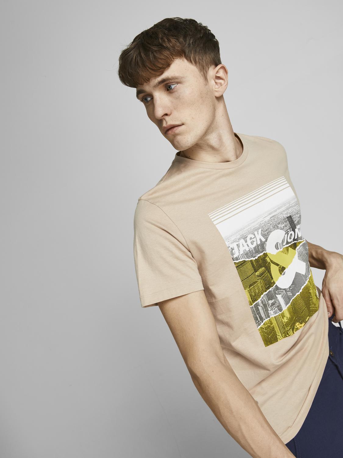 model_shot-creative