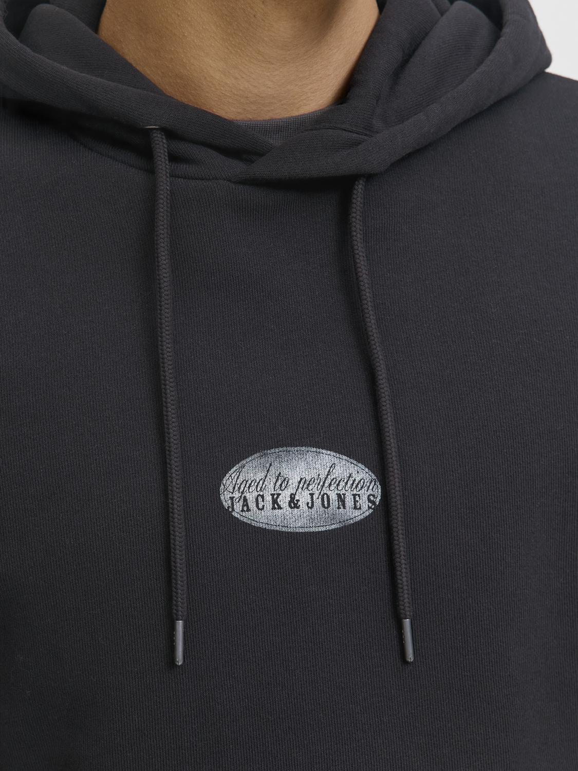 تفاصيل الياقة وحبل الهودي، طباعة أمامية صغيرة.
