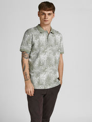 صورة أمامية لتيشيرت بولو بنقشة نباتية