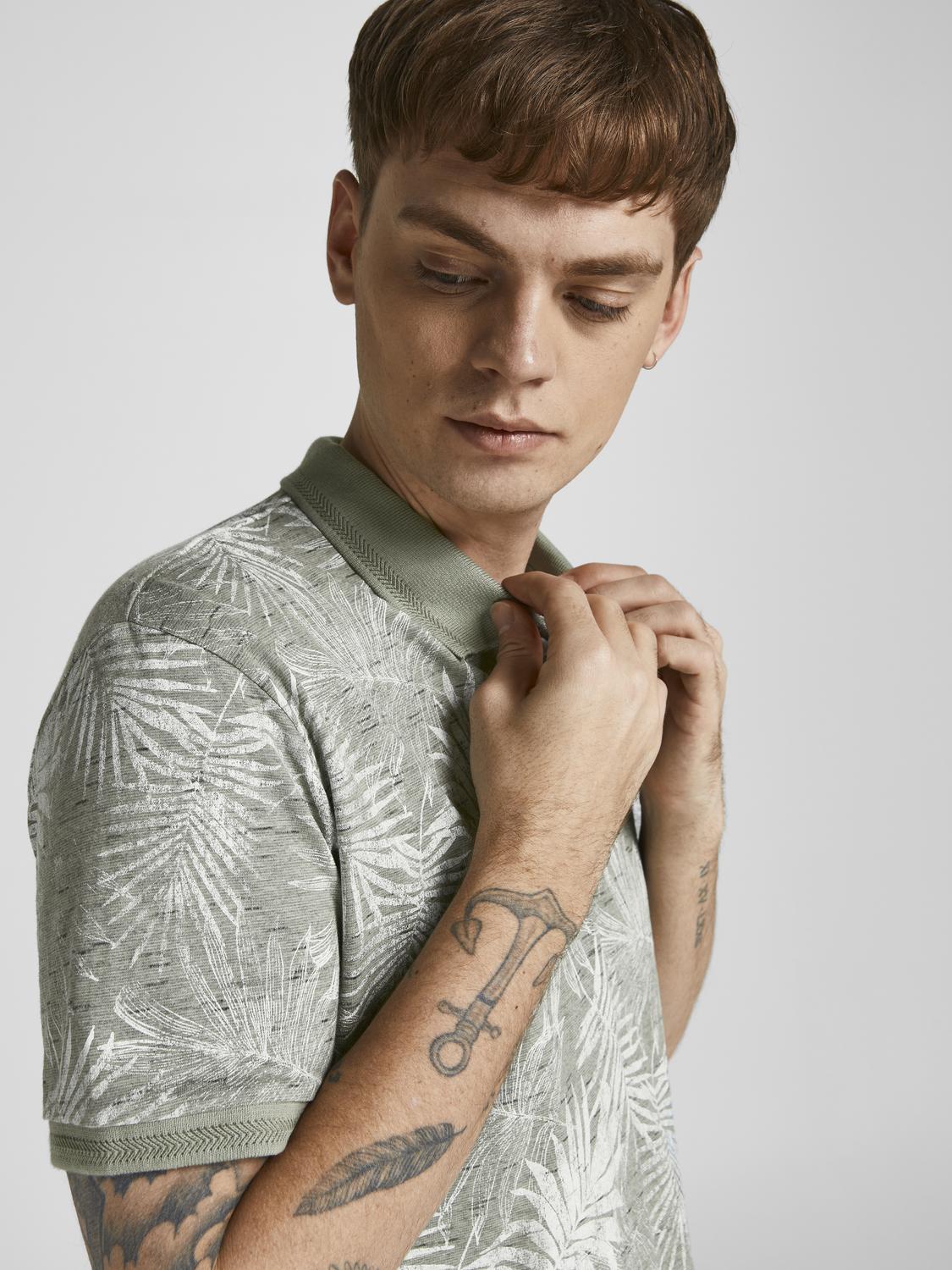 صورة تفصيلية للرقبة والأزرار