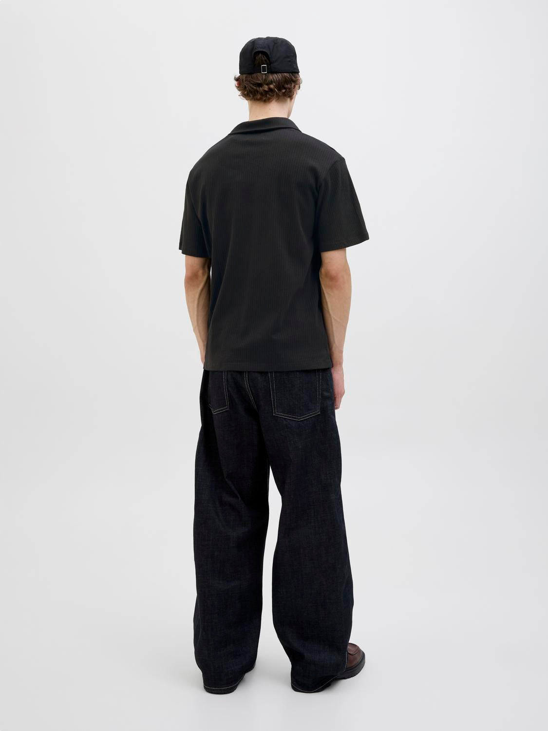model_shot-back