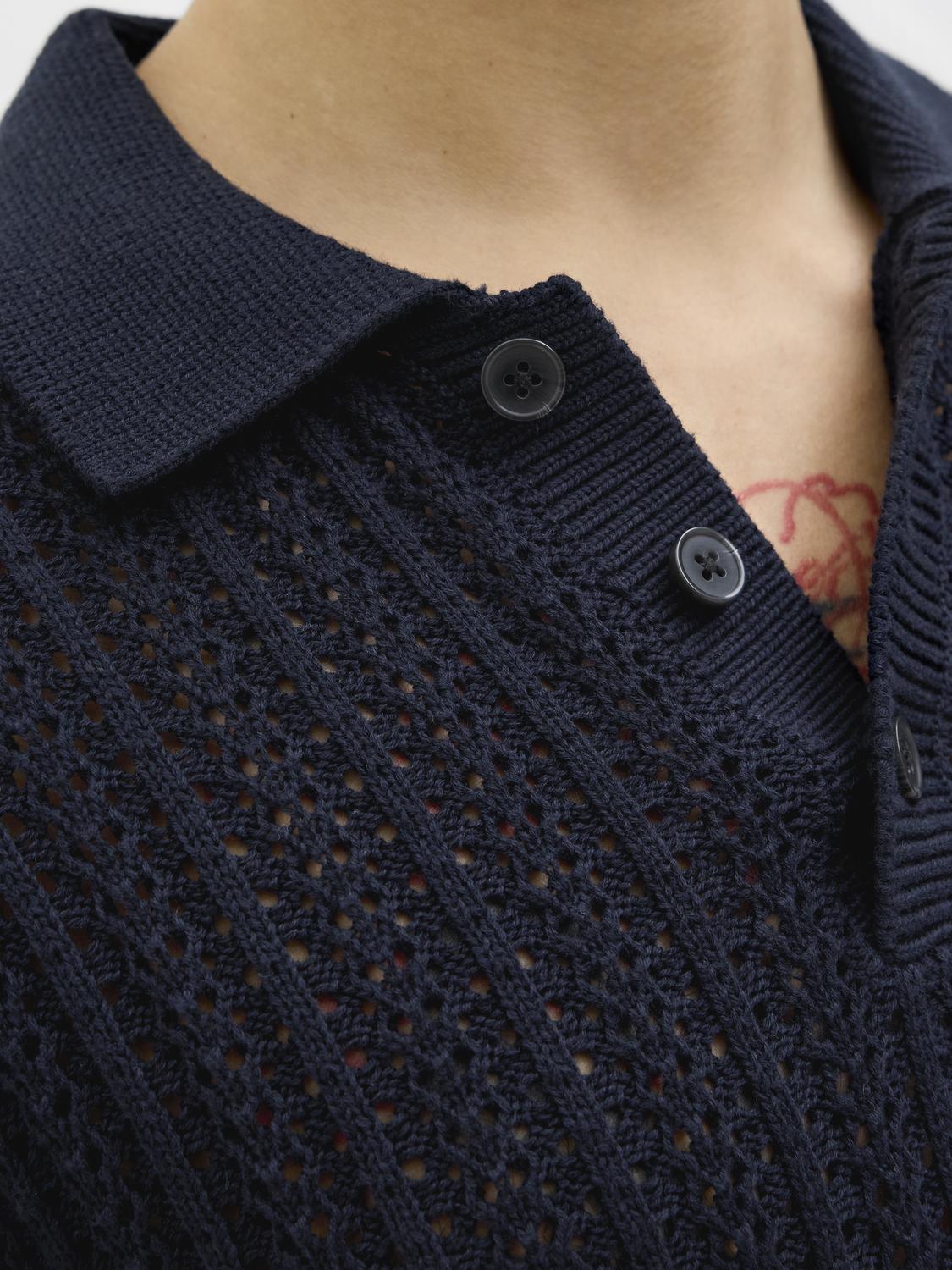 تصميم الأزرار الأمامية بتفصيل محبوك – بولو رجالي صيفي