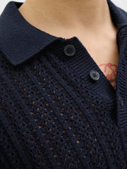 تصميم الأزرار الأمامية بتفصيل محبوك – بولو رجالي صيفي