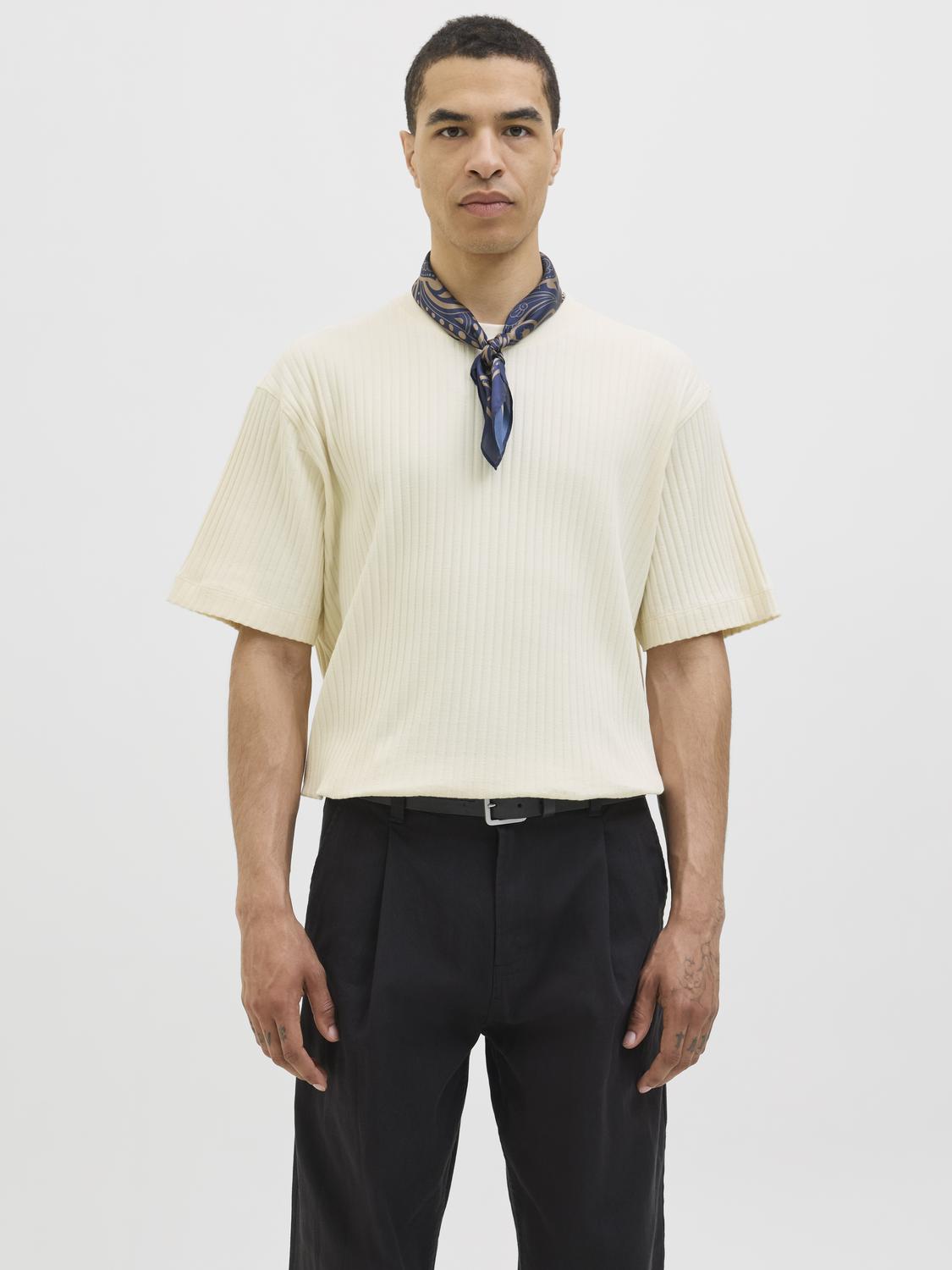  تيشيرت رجالي قطن نص كم لون Antique White من جاك آند جونز – إطلالة أمامية