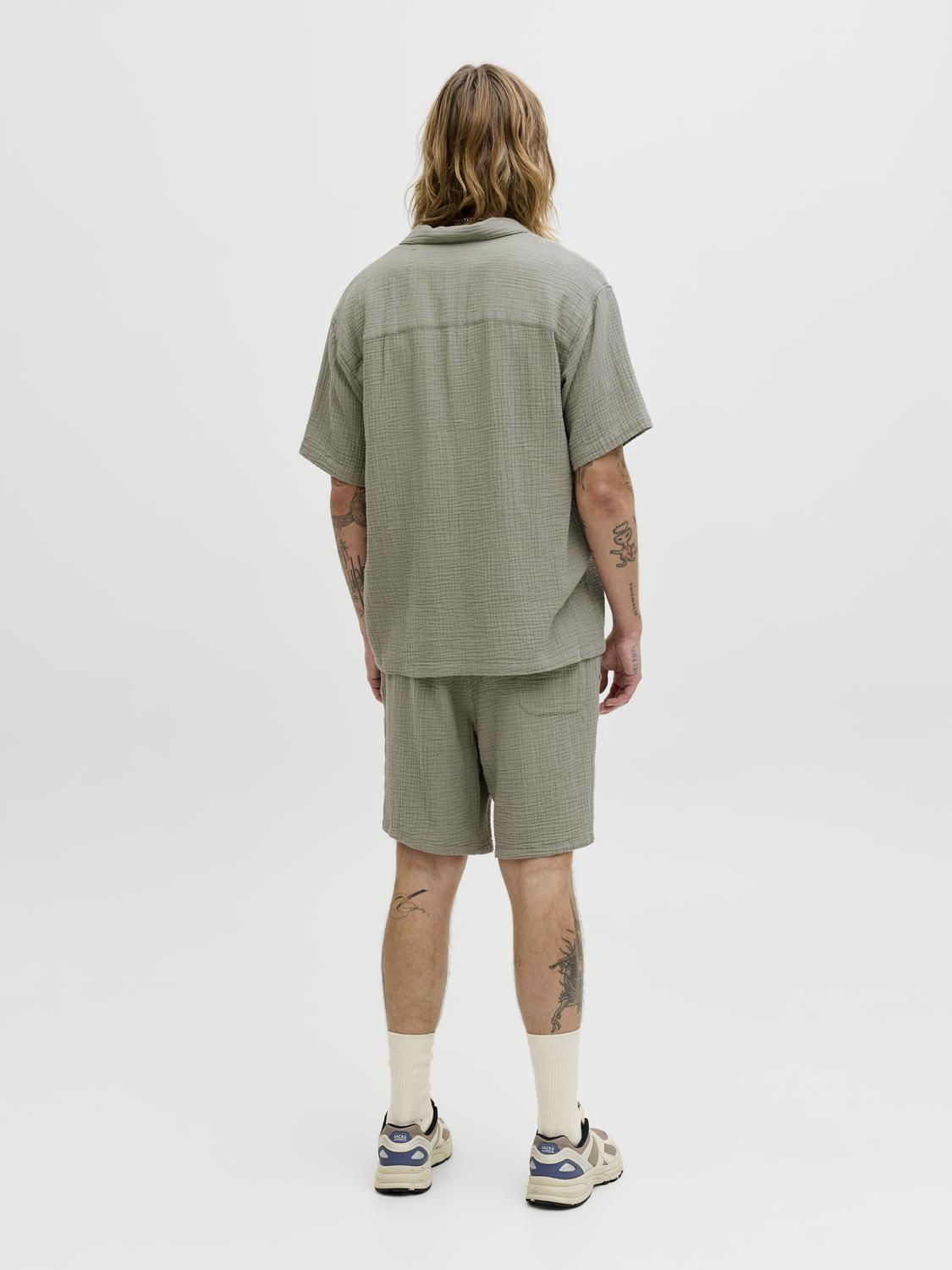 model_shot-back