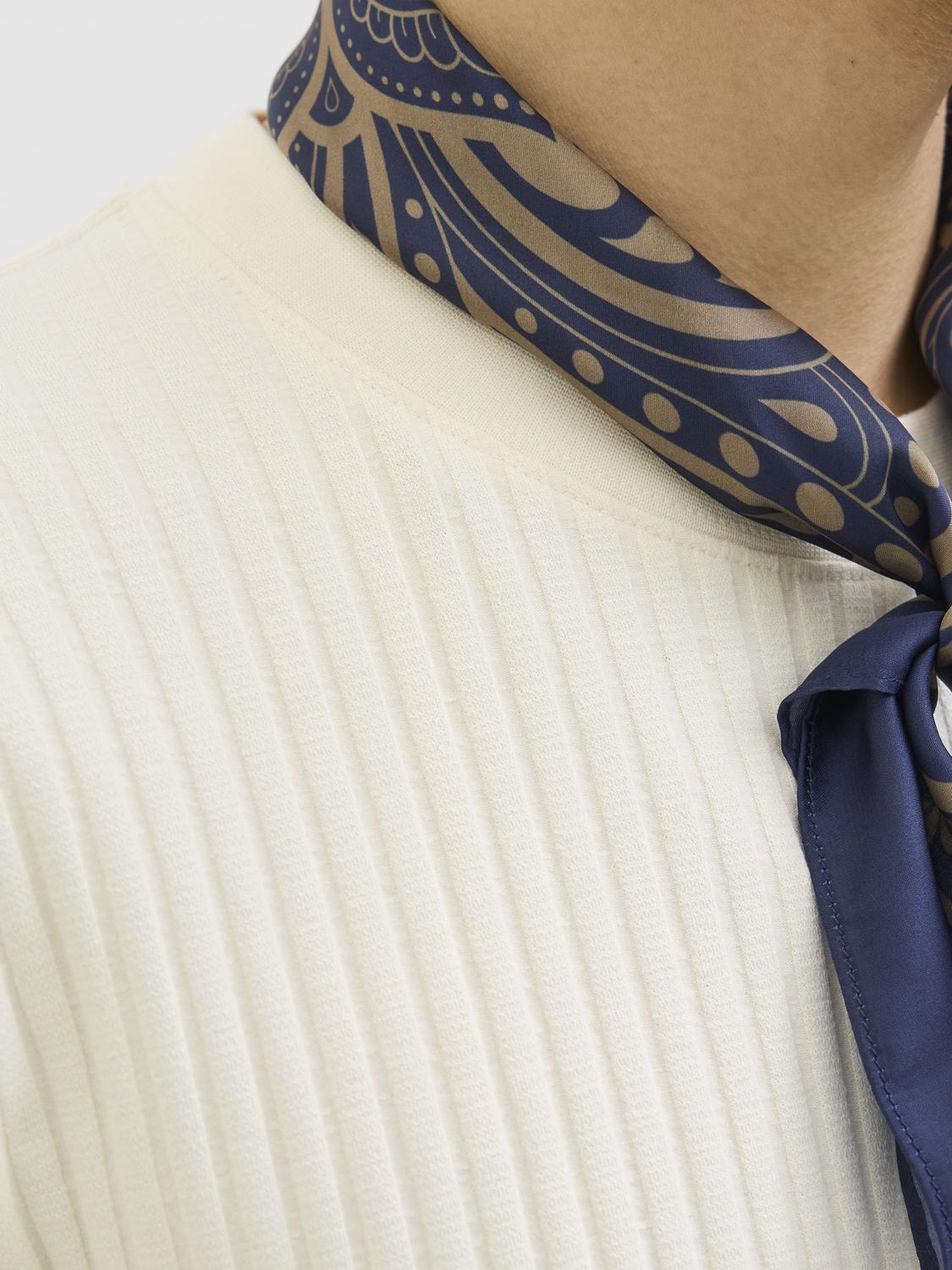  تيشيرت رجالي قطن نص كم لون Antique White من جاك آند جونز – إطلالة خلفية