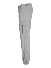 بنطلون رمادي رجالي بستايل كارجو - من الجانب