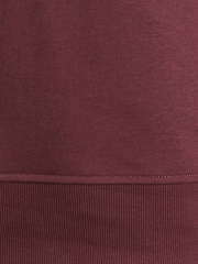 سويت شيرت رجالي بلون كاتوابا غريب من جاك آند جونز بتصميم كلاسيكي بأكمام طويلة وقصة مريحة.