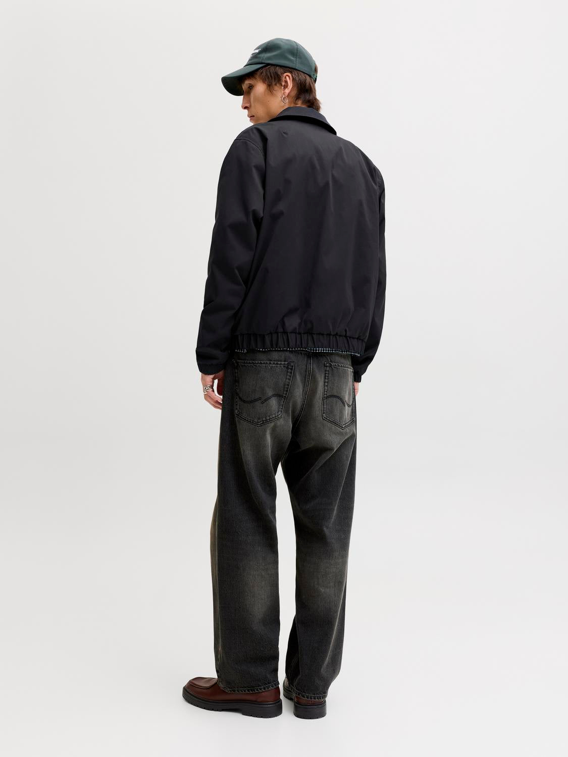 model_shot-back