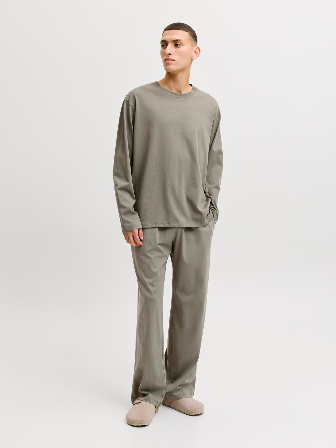 model_shot-front_full