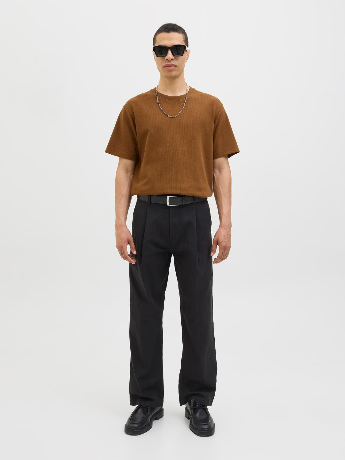 model_shot-front_full