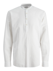 قميص رجالي أبيض بأكمام طويلة وقصّة مريحة، بياقة بدون طية وأزرار أمامية، معروض على خلفية بيضاء.