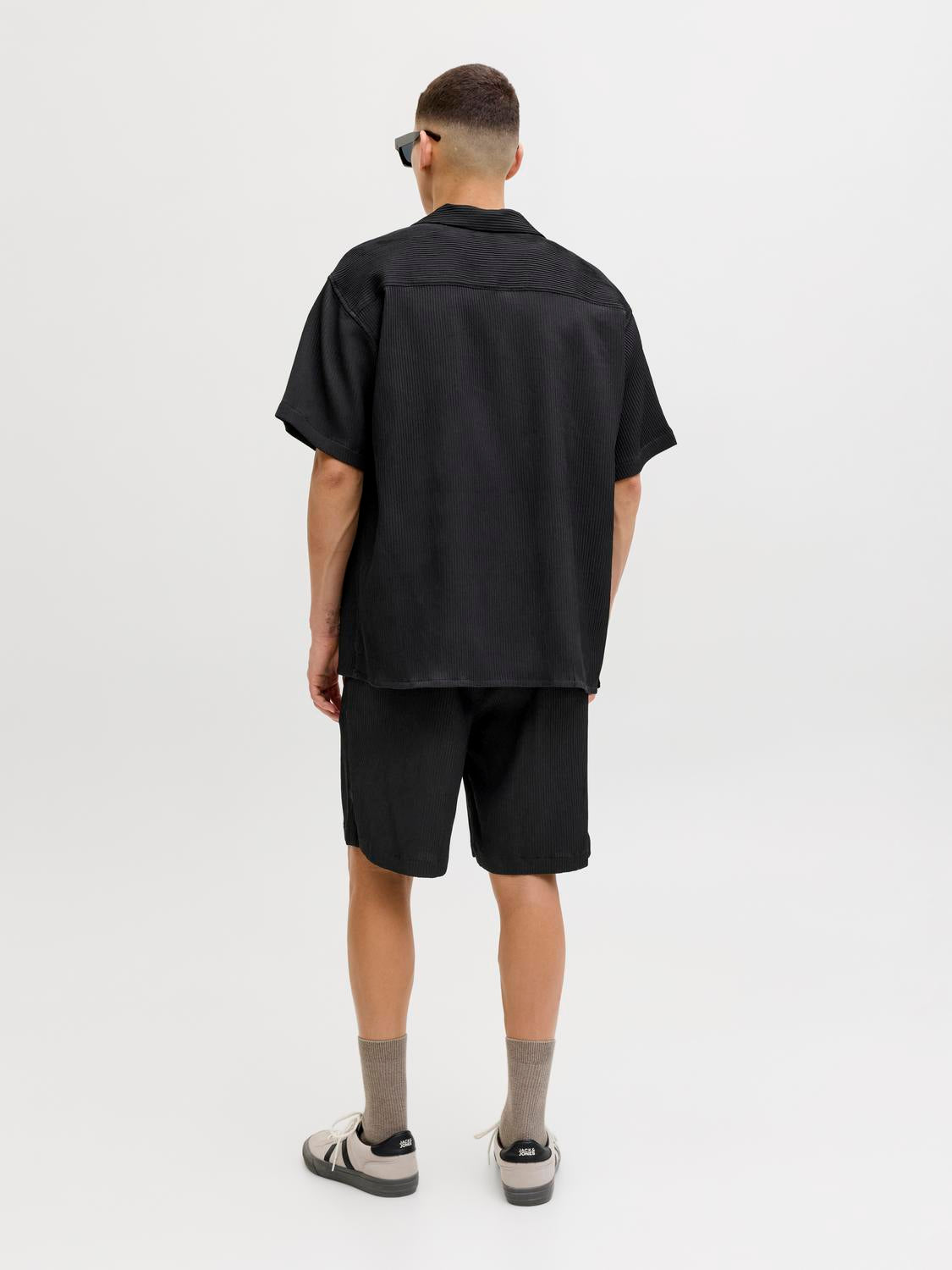 model_shot-back