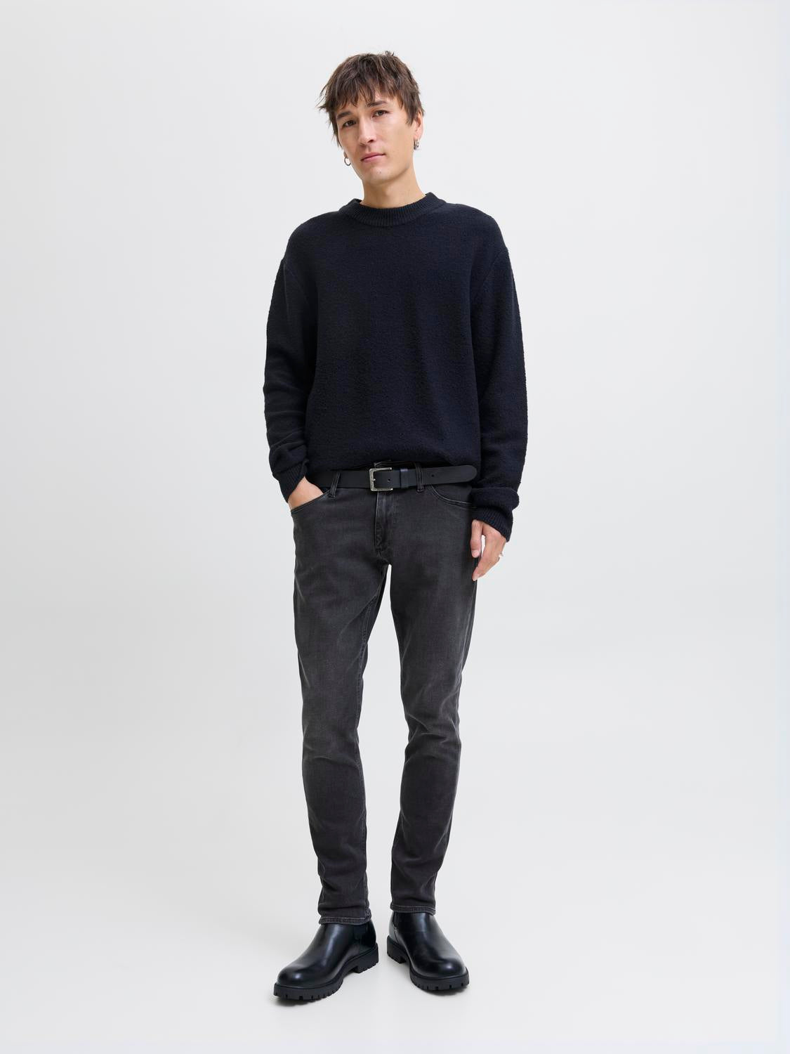 جينز جاك آند جونز Slim Fit الأسود: قطعة "أوريجينال" كلاسيكية بتمدد مريح لمظهر أنيق يومي.