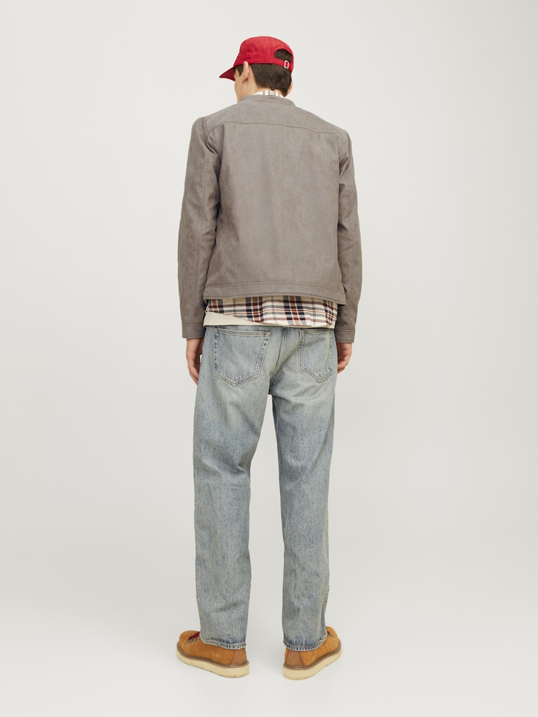 الجاكيت من الخلف على الموديل — قصّة بايكر مرتبة