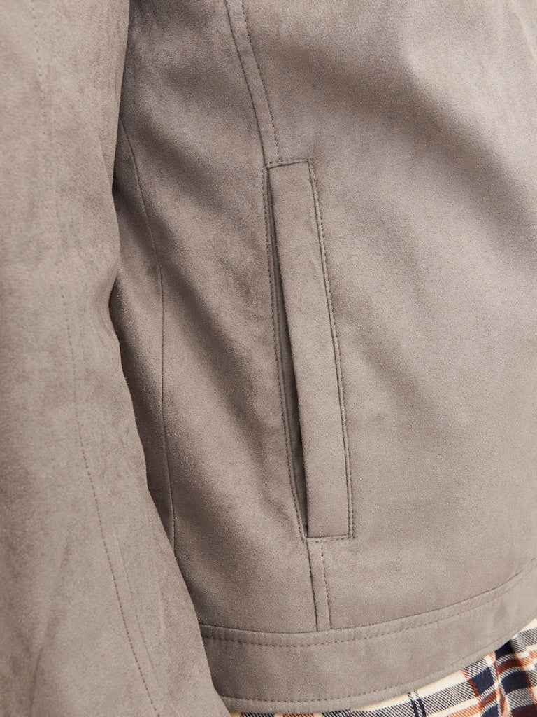 لقطة قريبة لتفاصيل القماش والدرزة في جاكيت شمواه صناعي فالكون