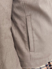 لقطة قريبة لتفاصيل القماش والدرزة في جاكيت شمواه صناعي فالكون