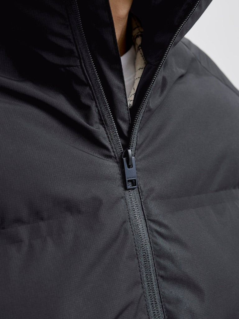 جودة تصنيع متفوقة: السحاب المغطى في جاكيت جاك آند جونز يضمن إغلاقاً آمناً وحماية قصوى.