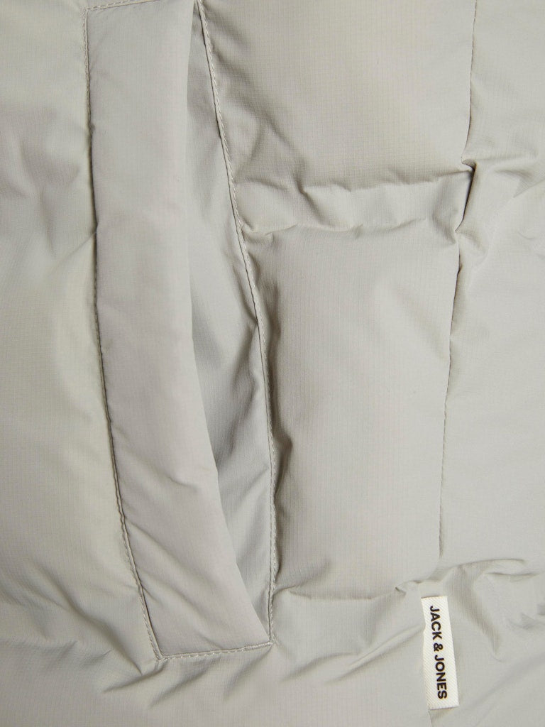 جيب جانبي مخفي وعملي في جاكيت جاك آند جونز، مع علامة البراند الجانبية لتأكيد الأصالة.