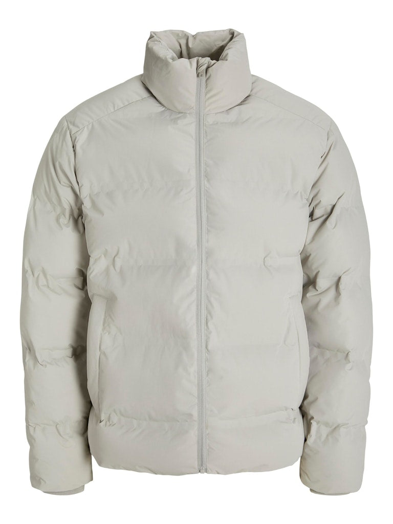 جاكيت جاك آند جونز المنتفخ بلون الحمامة: قطعة محايدة وأساسية لمظهر عصري ودافئ.