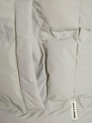 جيب جانبي مخفي وعملي في جاكيت جاك آند جونز، مع علامة البراند الجانبية لتأكيد الأصالة.