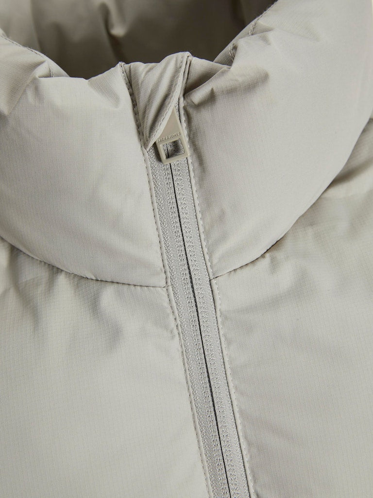 جودة تصنيع متقنة: ياقة قائمة عالية وسحاب أمامي متناسق اللون يكملان تصميم جاكيت جاك آند جونز.