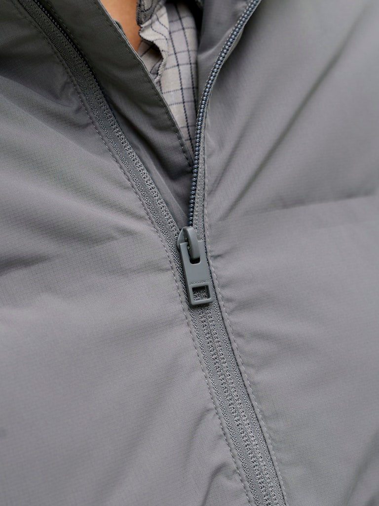 سترة جاك اند جونز عصري بسوستة باللون الرمادي