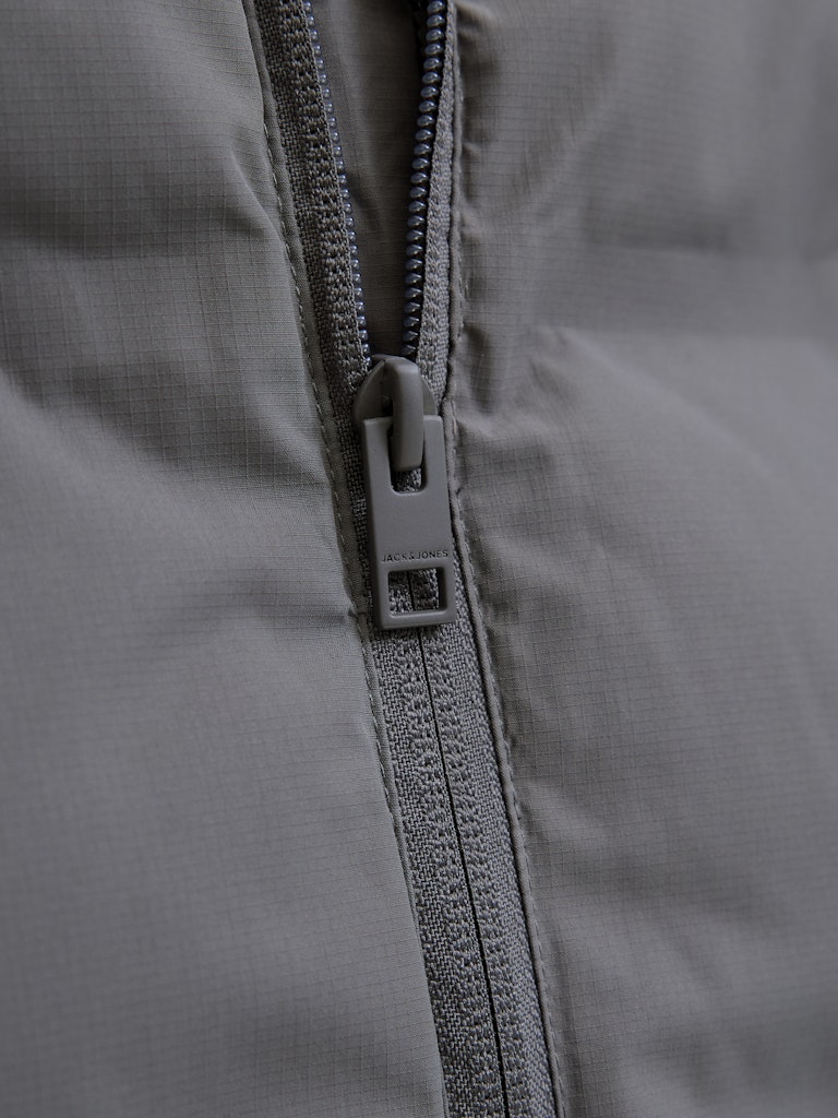 تفصيل الحواف والسحاب في جيليه رجالي بدون اكمام Jack & Jones