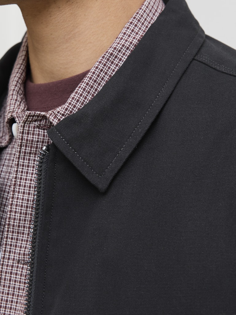 تفاصيل الياقة لجاكيت إدوفير ووركر