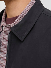 تفاصيل الياقة لجاكيت إدوفير ووركر